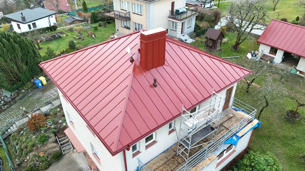 Falcovaná plechová střecha, červená